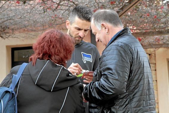 Hertha-Fans schauen beim Training zu.