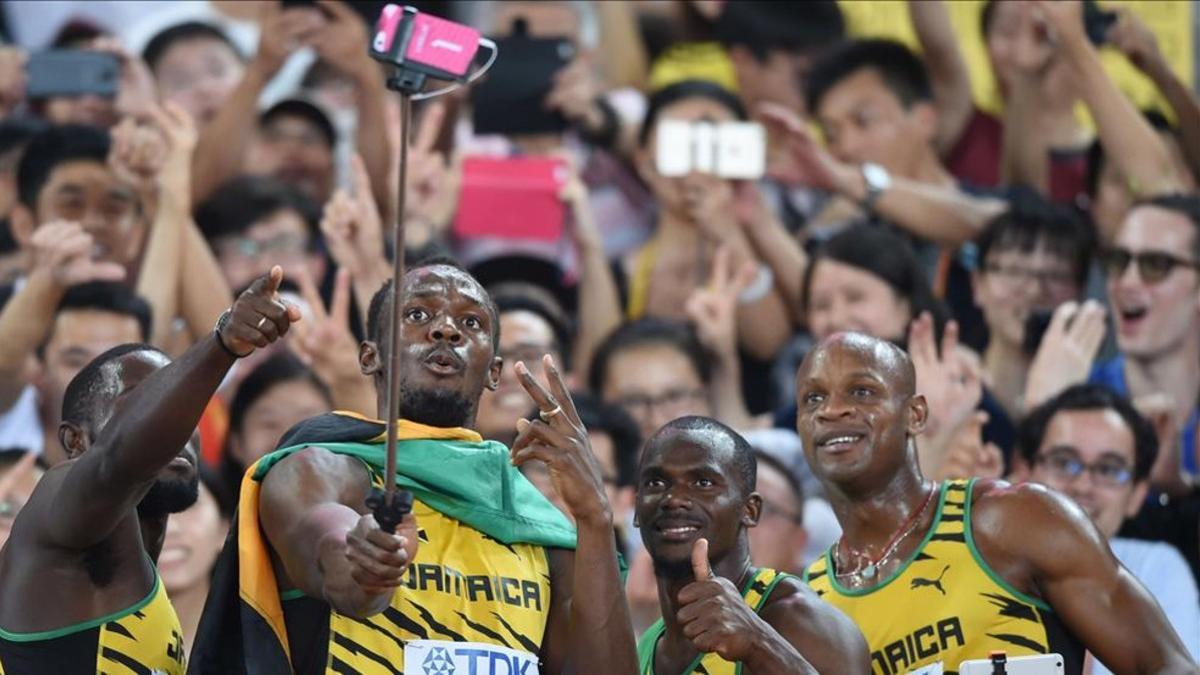 Usain Bolt y el equipo de relevos jamaicano, se hacen un selfie