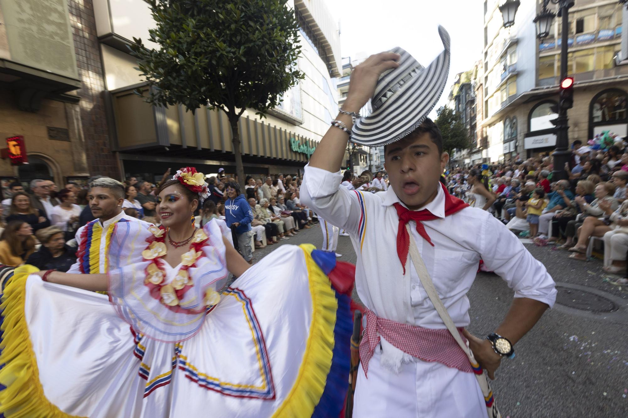 En Imágenes: El Desfile del Día de América llena las calles de Oviedo en una tarde veraniega