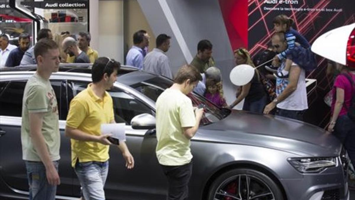 Visitantes en el Salon del Automóvil de Barcelona en una imagen de archivo.