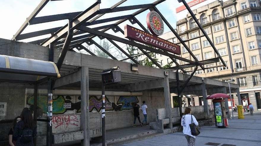 Edificio de la desaparecida cafetería Remanso, en la plaza de Cuatro Caminos.