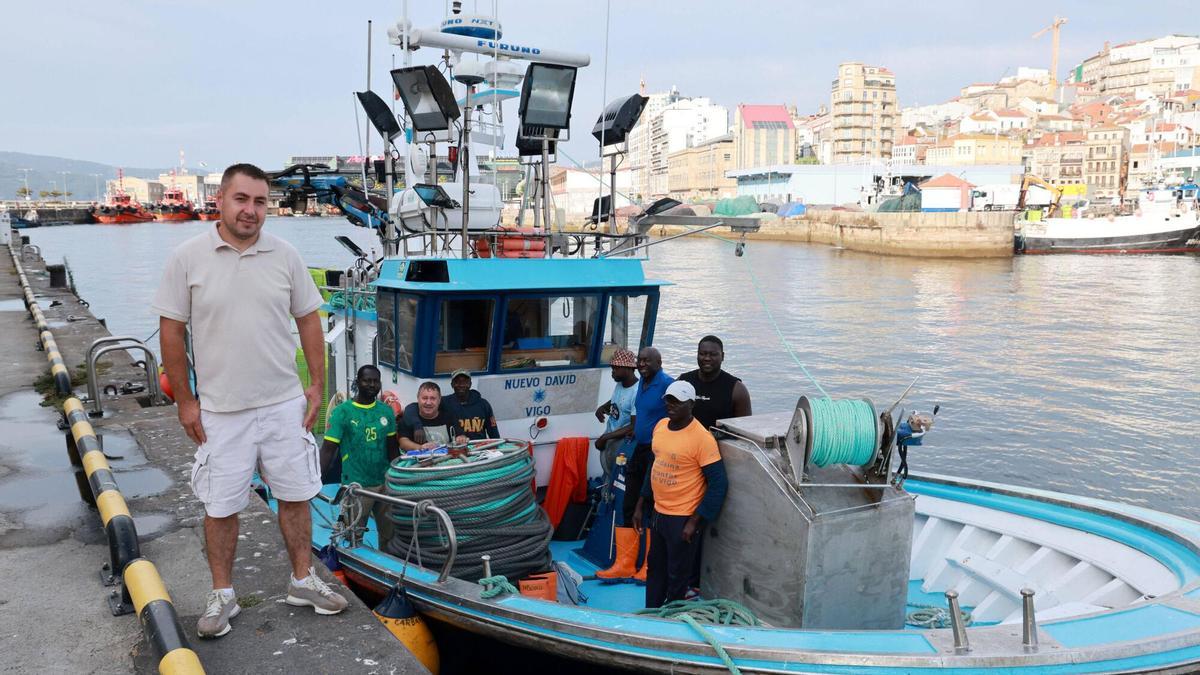 Viorel Potanga minutos antes de zarpar en el «Nuevo David». A bordo, su padre Daniel y toda su tripulación, formada por seis marineros senegaleses.