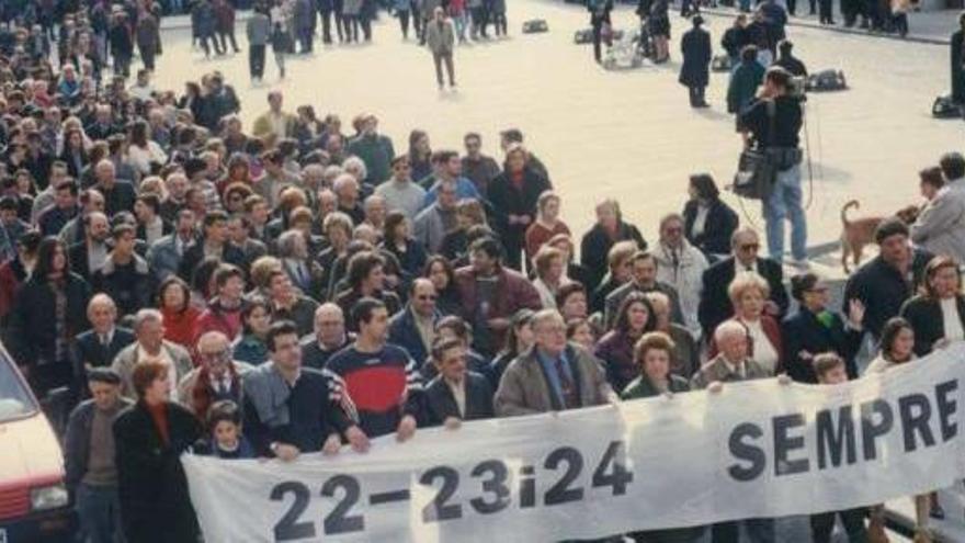 Imagen de la manifestación contra el calendario festero que salió a la calle el 19 de enero de 1997.