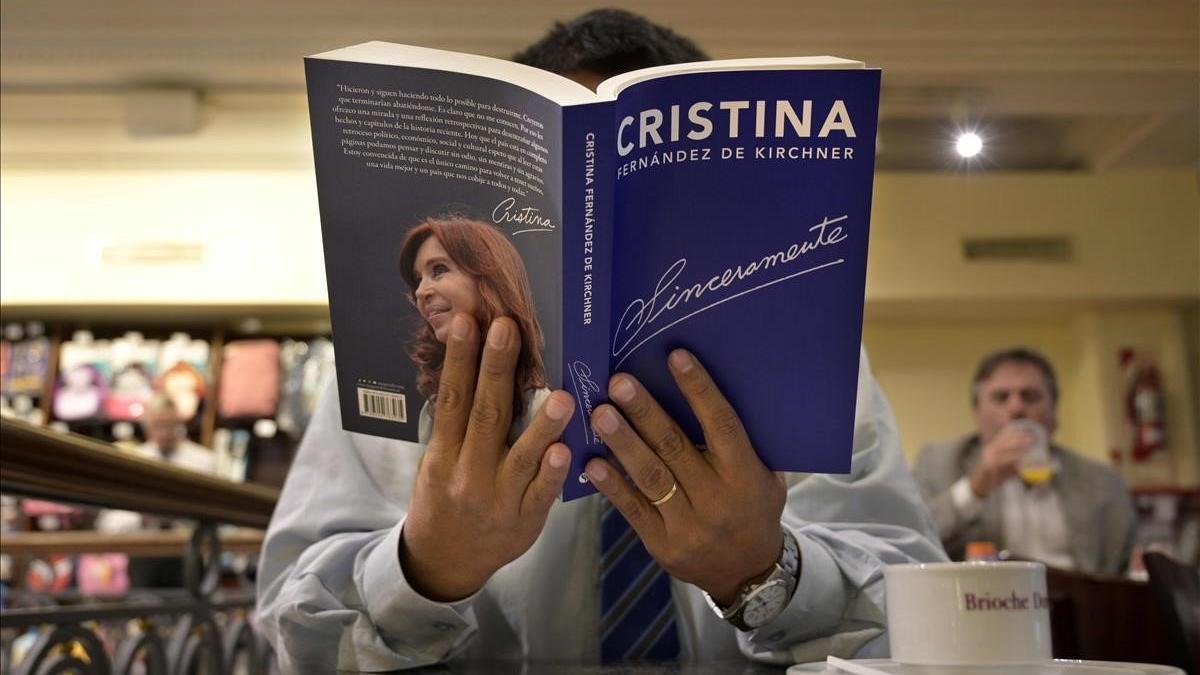 Un lector lee el libro de Cristina Fernández de Kirchner, en Buenos Aires.