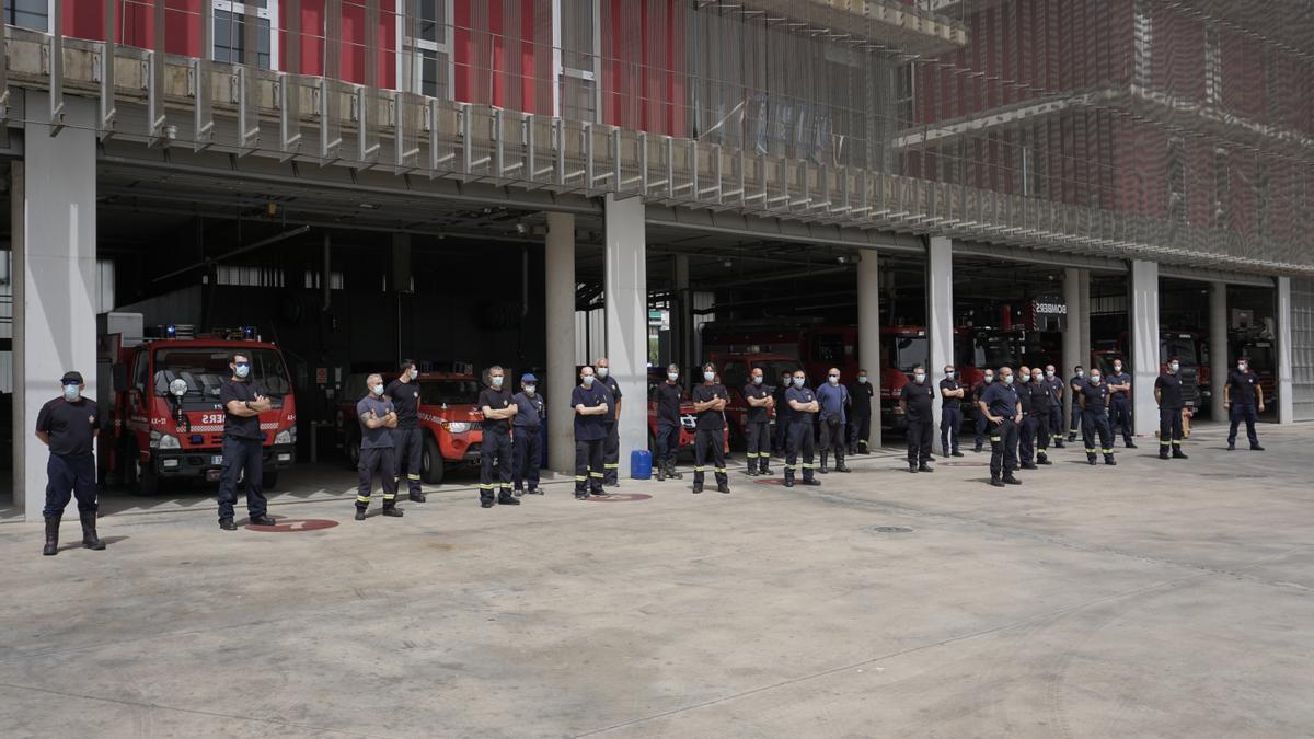 Los Bombers de Palma, durante el minuto de silencio.