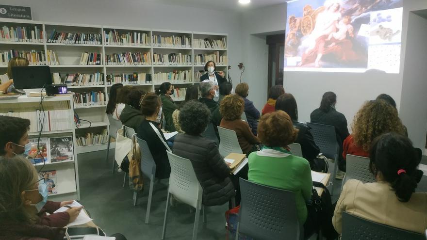 La biblioteca de Coria fomenta la lectura entre jóvenes y adultos con talleres