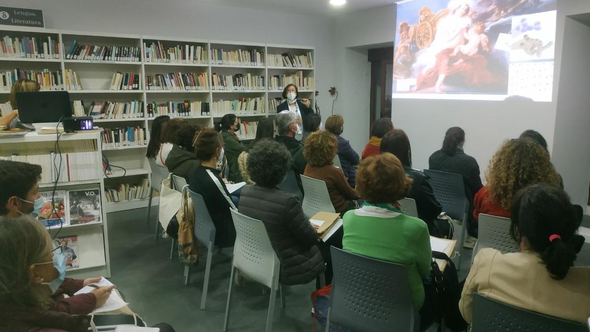 Varias personas asisten a una charla con una proyección de vídeo organizada por la biblioteca, recientemente.