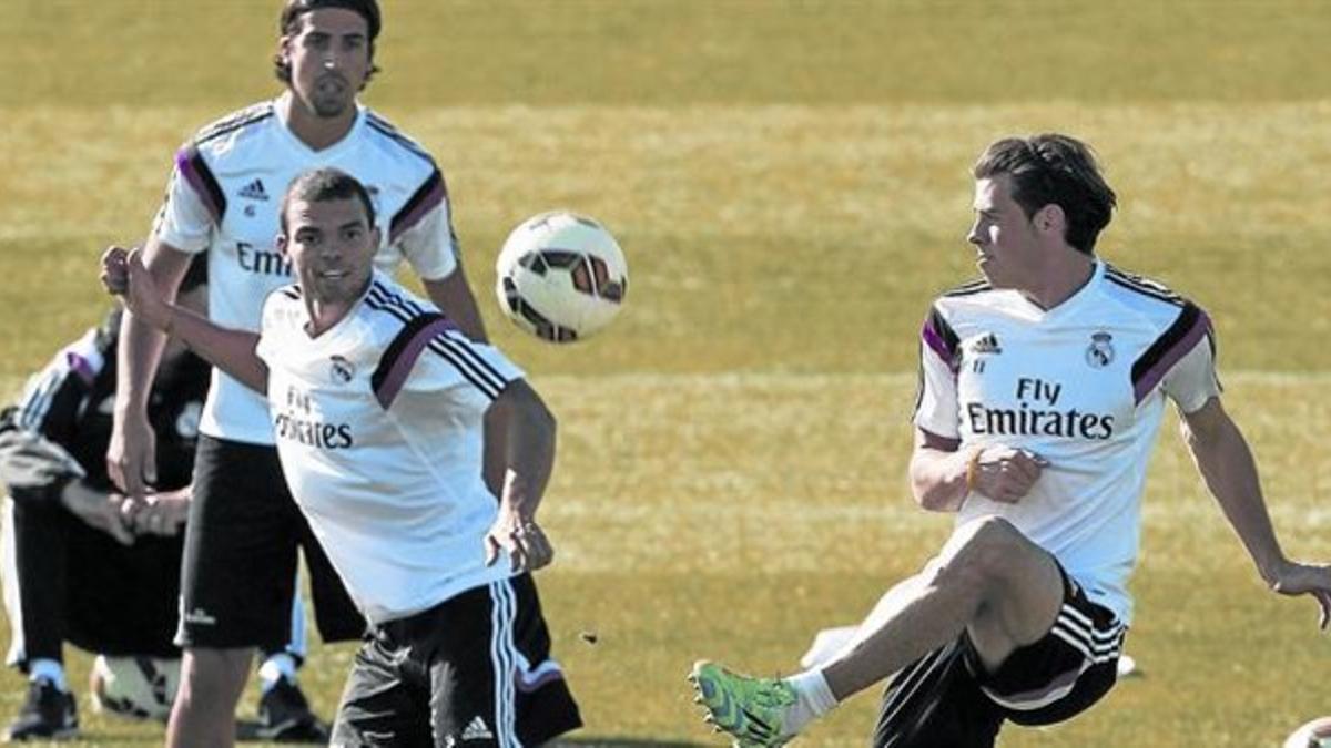 Bale, con Pepe (izquierda), en un entrenamiento del Madrid de la semana pasada.