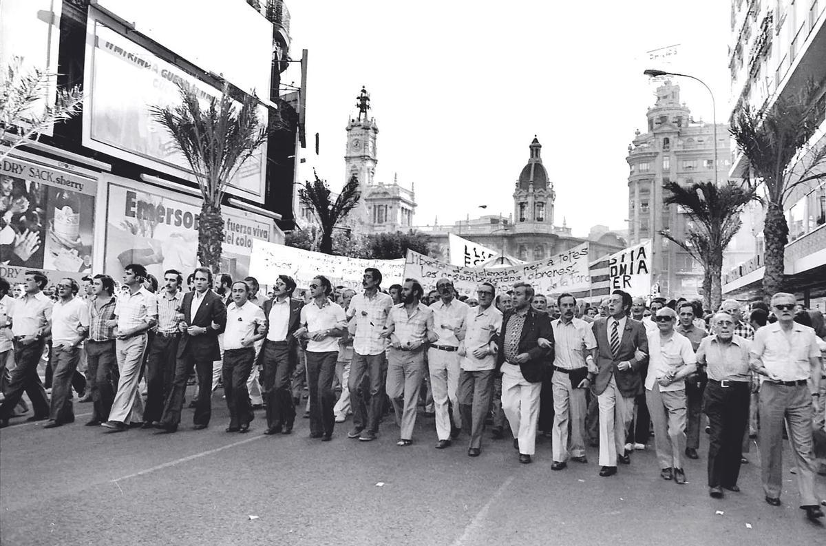 Una manifestacion de ciento veinte mil personas, según los organizadores, el 12 de julio de 1976 en València organizada por Taula de Forces Polítiques i Sindicals del País Valencià, bajo el lema Per la llibertat, per l’amnistia, per l’estatut d’autonomia