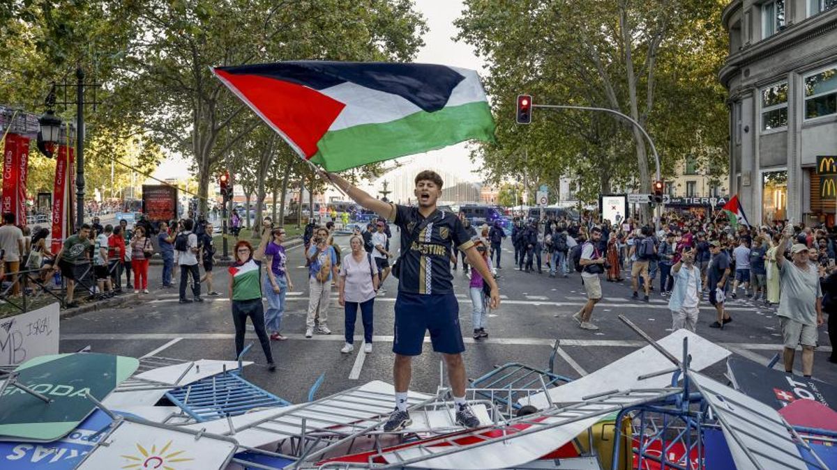 Sin agentes suficientes, sin vallas adecuadas y con varios tumultos a la vez: así venció la protesta contra Israel al dispositivo de seguridad de la Vuelta