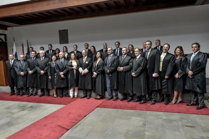 LAS PALMAS DE GRAN CANARIA A 19/05/2017. Acto de entrega de medallas por 50 y 25 años de ejercicio de la profesión en el Colegio de Abogados  de  LPGC, Plaza de San Agustín y entrega de Medalla al Mérito concedida por el Consejo General  al letrado Francisco Mazorra. FOTO: J. PÉREZ CURBELO