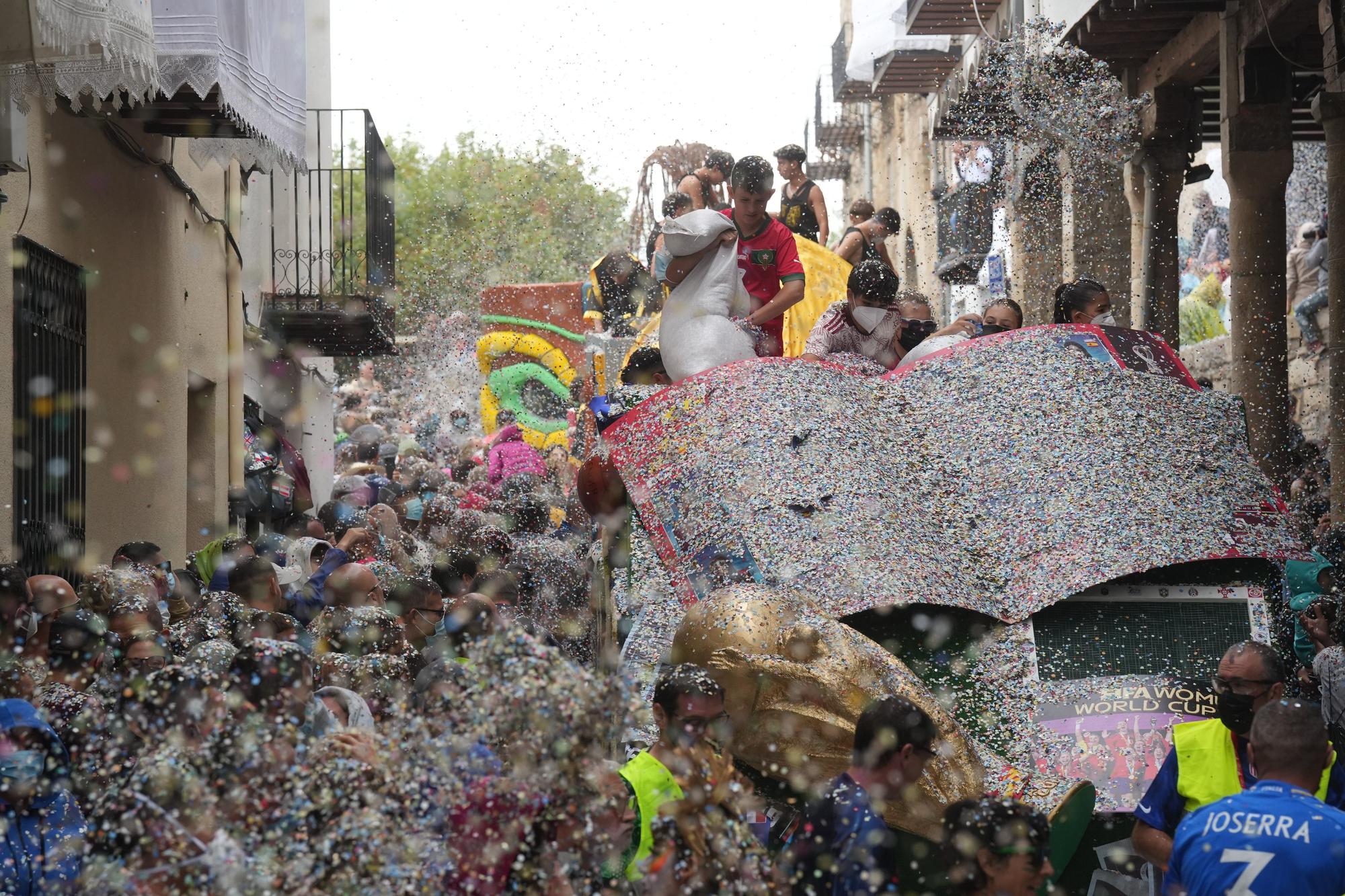 Búscate en el desfile de carrozas y disfraces de l'Anunci de Morella