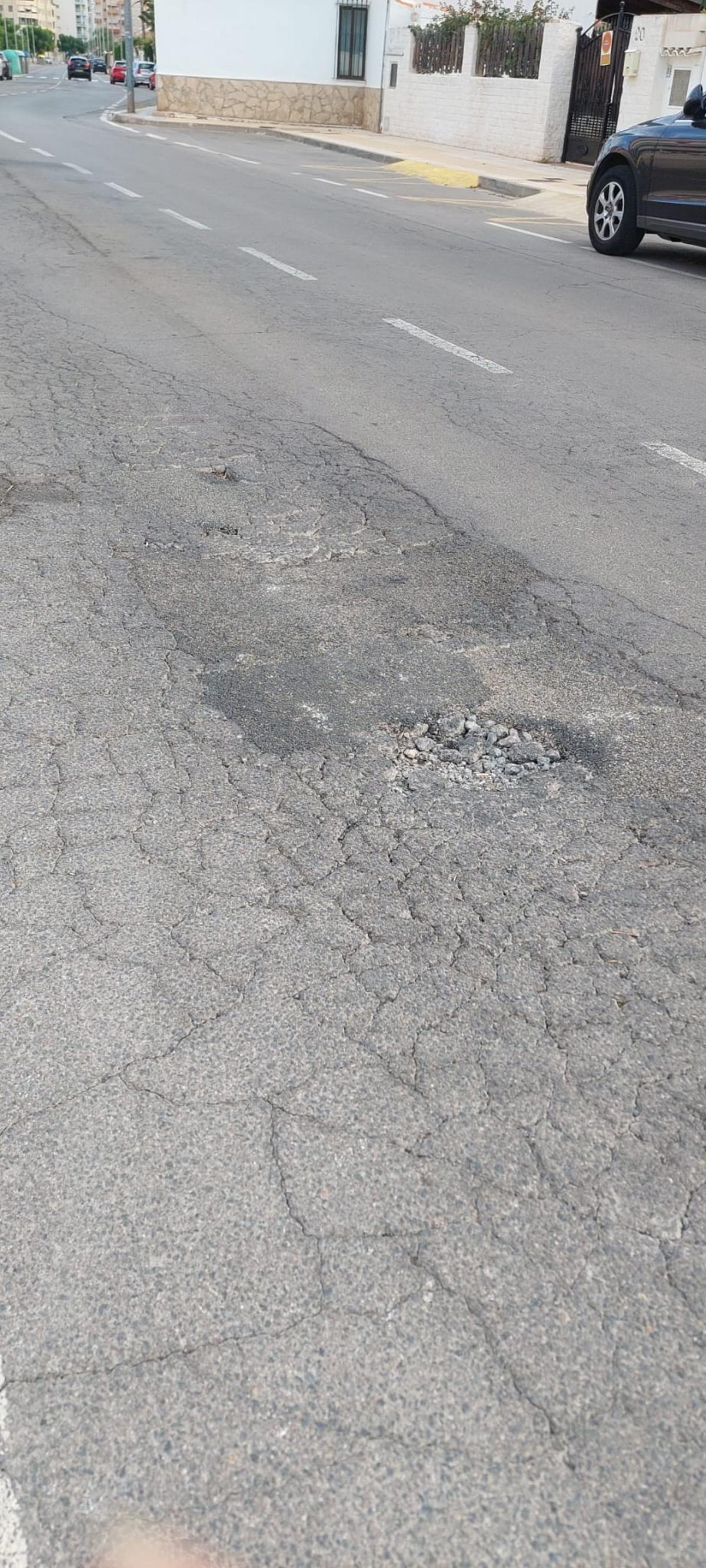 Agujero y grietas en una calle de Canet.