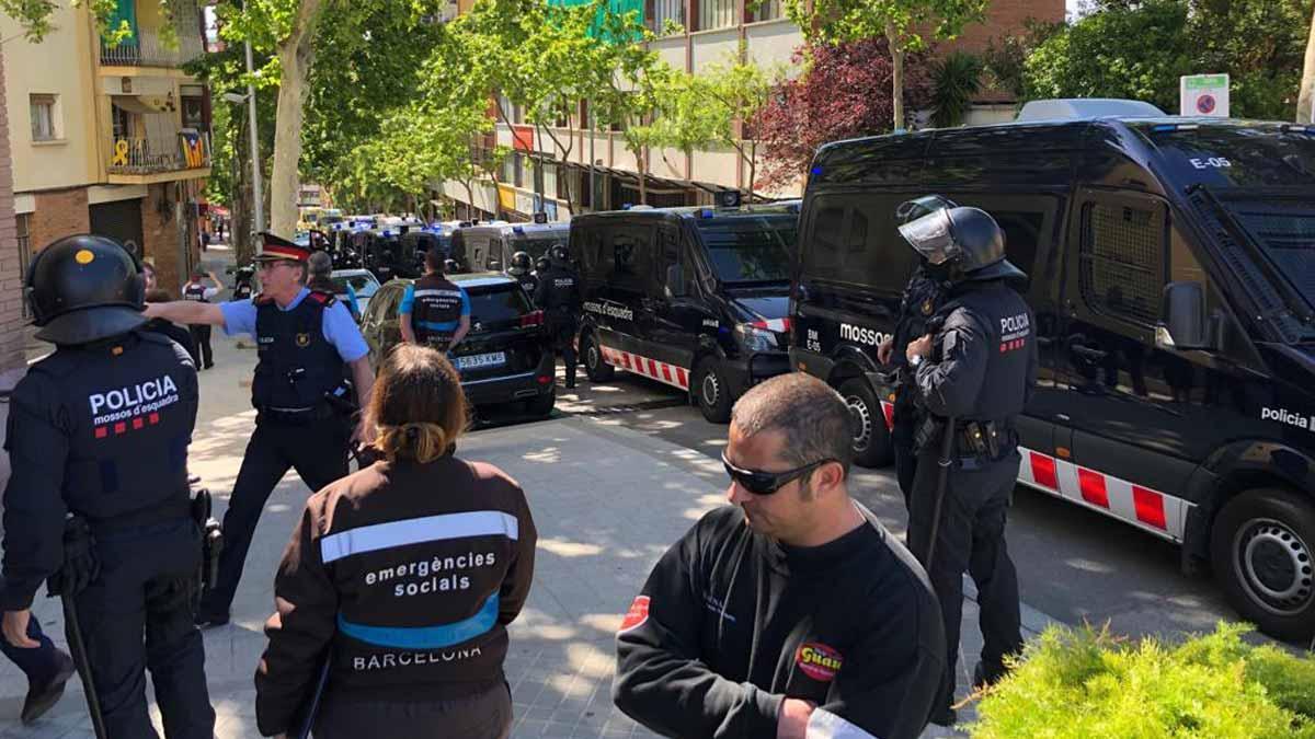 Segunda operación de desalojo en el instituto Menéndez Pidal, en el Vall d'Hebron de Barcelona