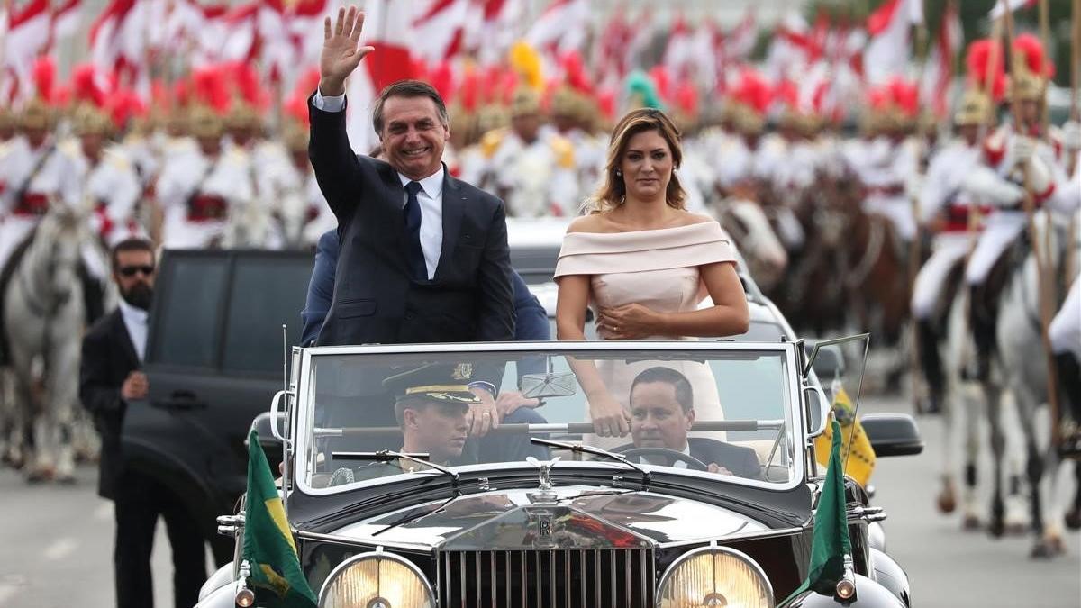 Bolsonaro y su esposa se dirigen al Parlamento de Brasil.