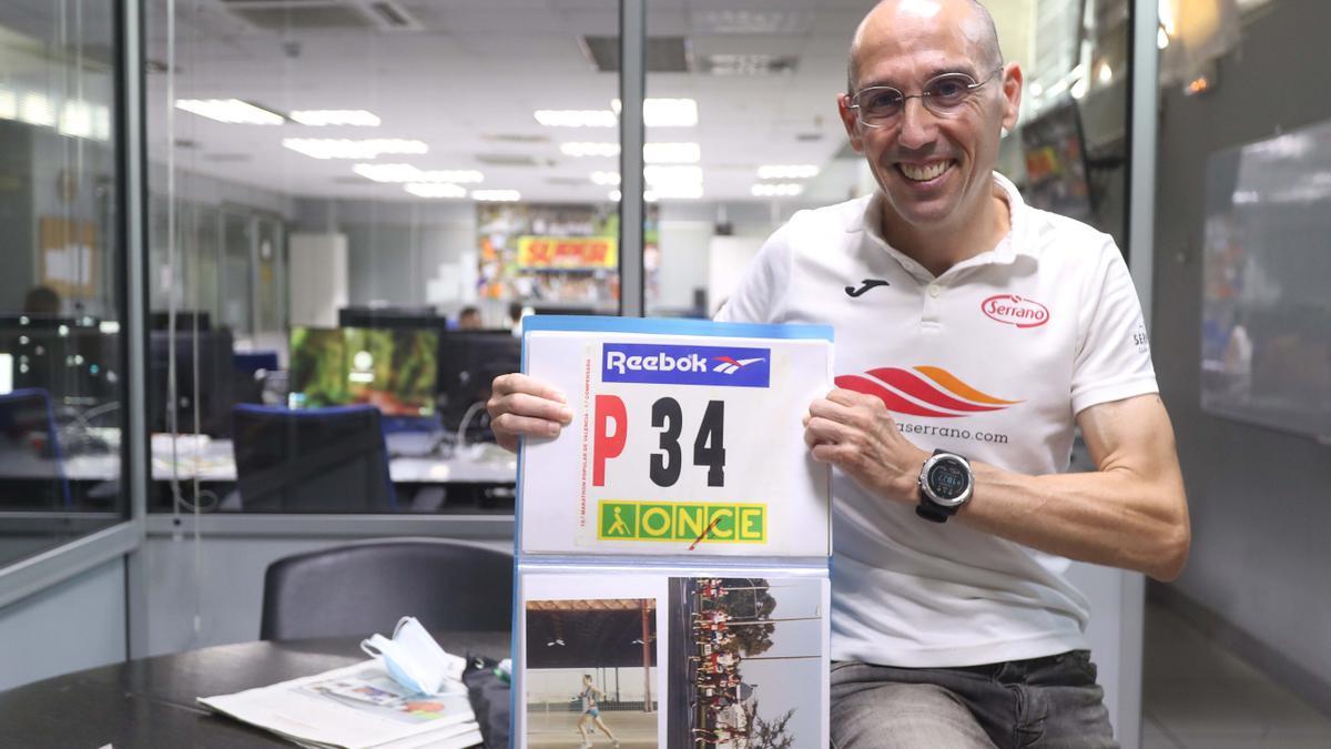 Luis Félix posa con su primer dorsal de maratón