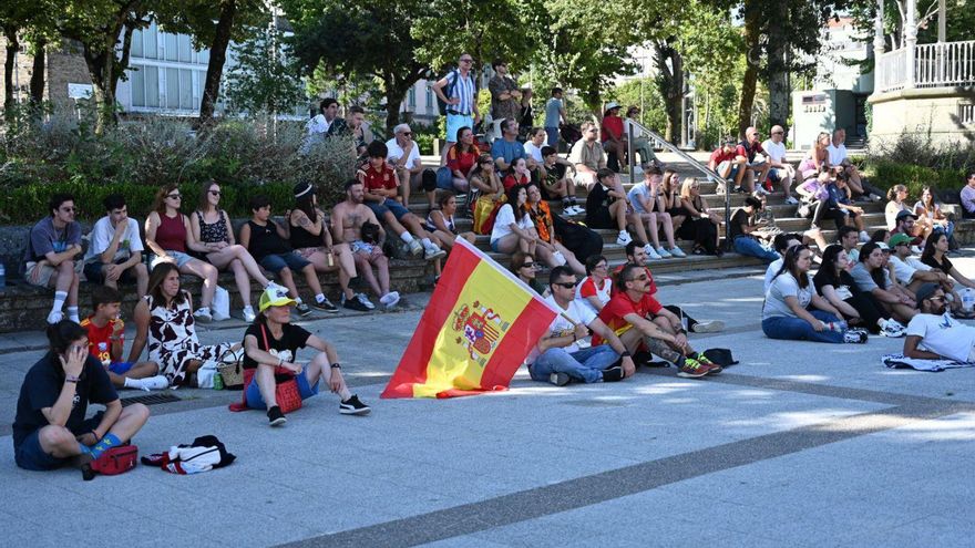 Gente disfruntando del partido de la final femenina en la Alameda ayer por la tarde. | Rafa Vázquez