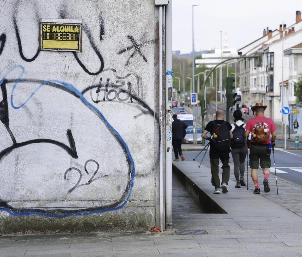Un cartel de Se Alquila en una vivienda del barrio de San Lázaro, en Santiago