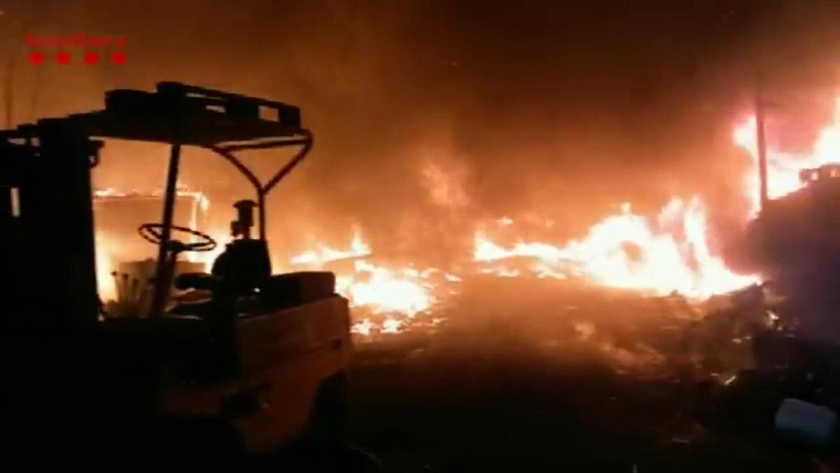 Incendio en una zona de huertos con asentamientos de barracas en la carretera de La Roca, en Montcada i Reixac