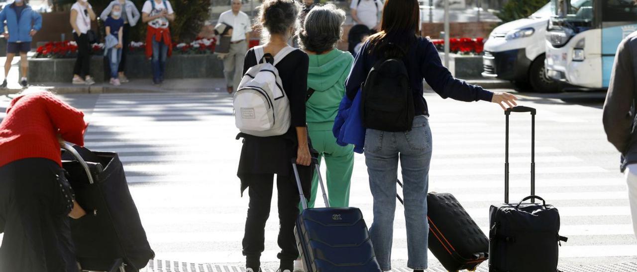 Turistas tiran de sus maletas. |   // ALEX ZEA