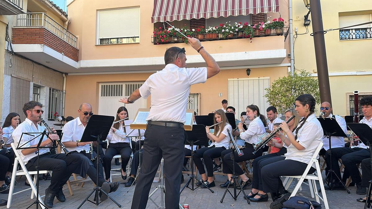 Concierto en la plaza mayor de Olocau.