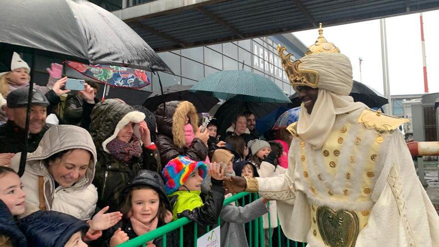 EN IMÁGENES: Los Reyes Magos de Oriente se pasearon por Piedras Blancas tras aterrizar en el aeropuerto