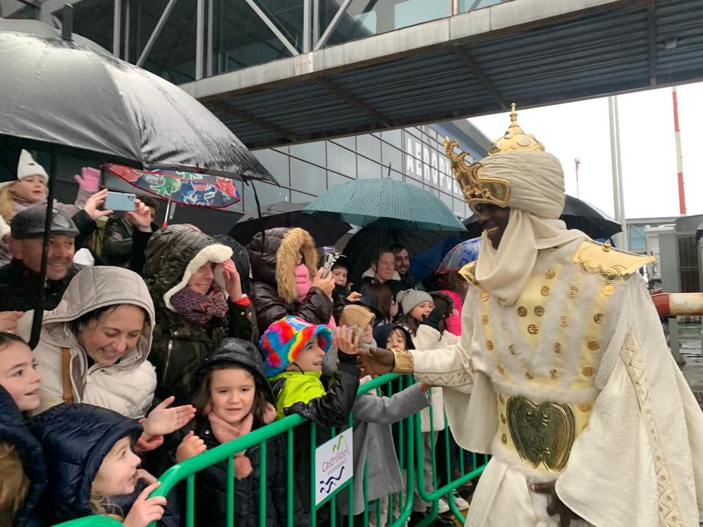 ÉN IMÁGENES: Los Reyes Magos de Oriente se pasearon por Luanco tas aterrizar en el aeropuerto