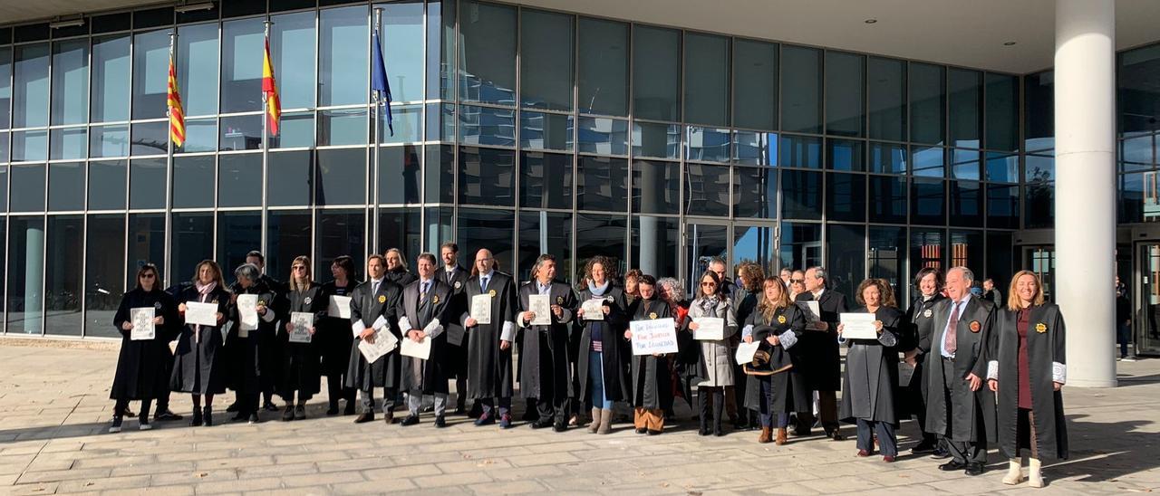 Los letrados se han concentrado este martes en la Ciudad de la Justicia de Zaragoza.