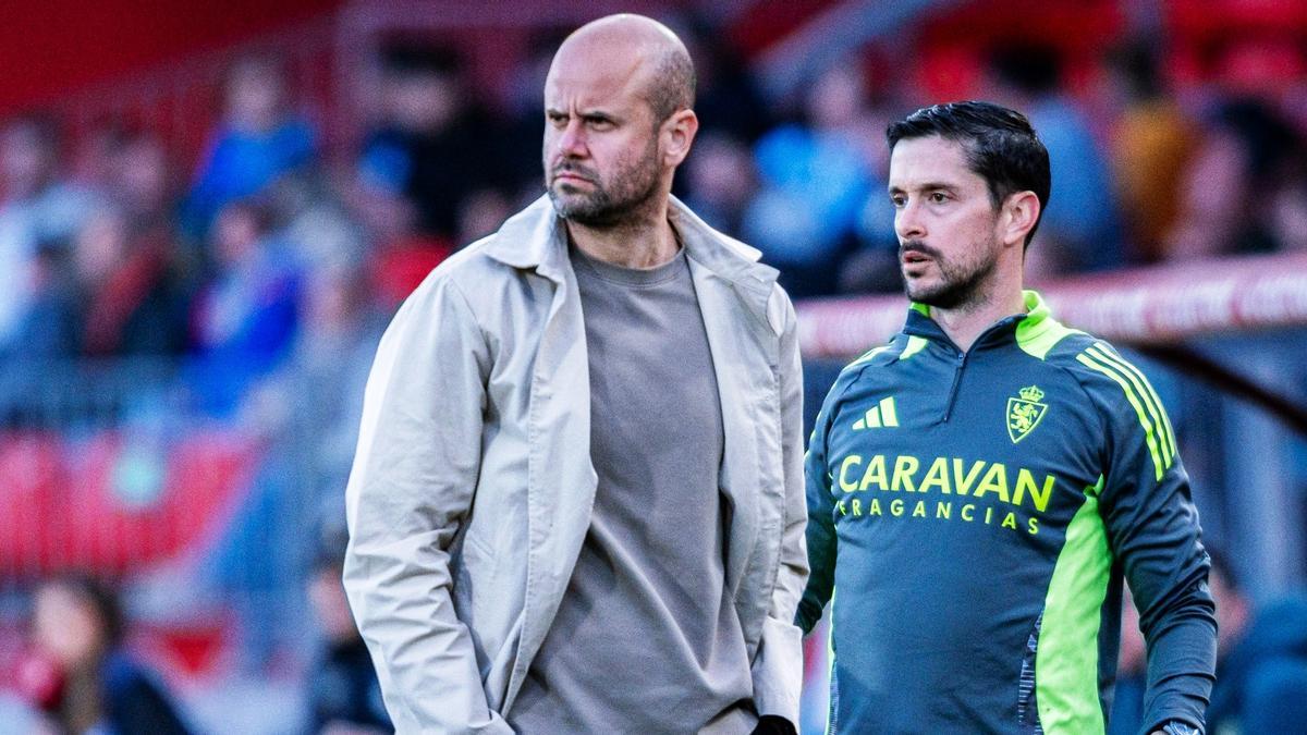 Miguel Ángel Ramírez, pensativo en la banda del estadio del Almería.