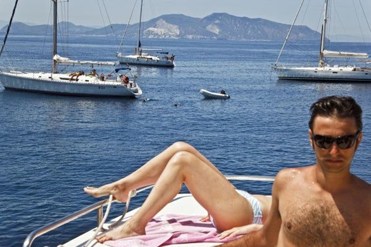 A la coqueta y minúscula Panarea llegan muchos yates que recalan en las transparentes aguas de un i