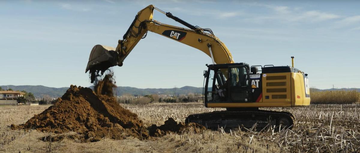 Imagen de la grua en el inicio de las obras del nuevo centro de entrenamiento del Girona