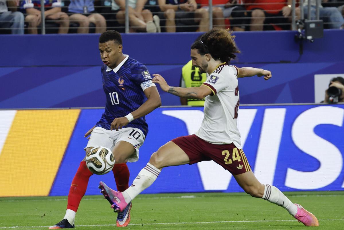 Cucurella también frenó a Mbappé
