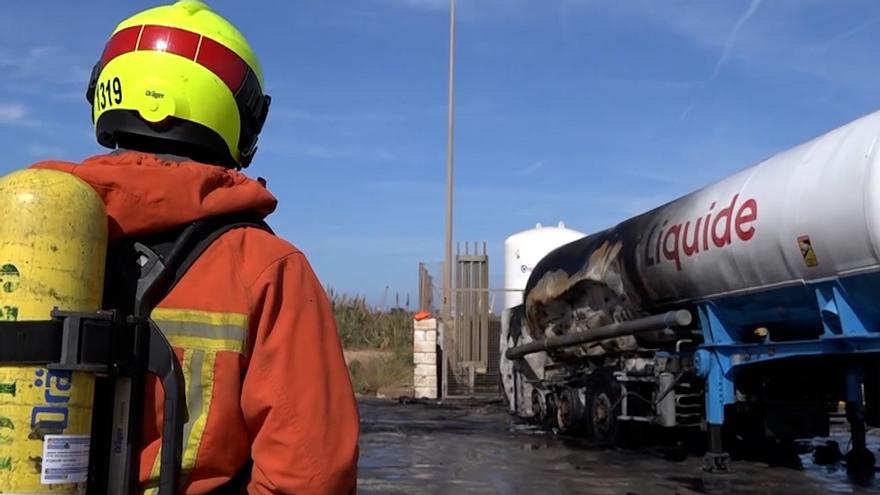 Un herido tras el incendio de un camión con oxígeno en Sagunt