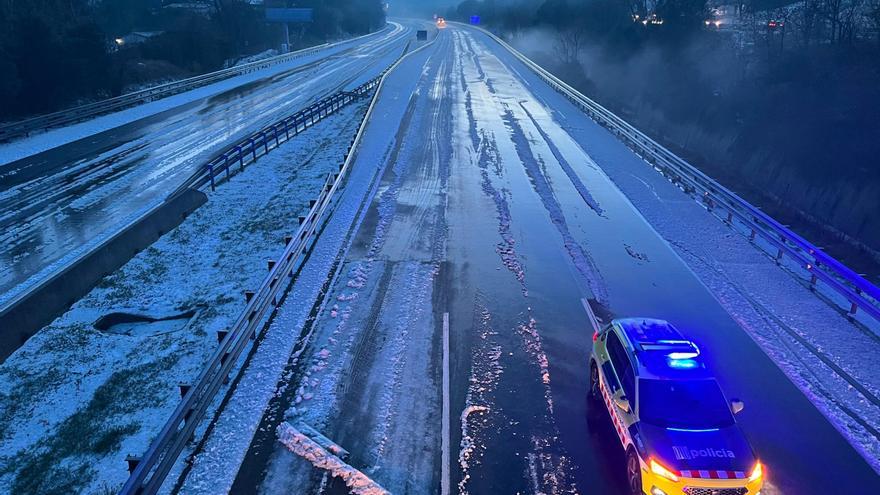 Tallada l&#039;autopista AP-7 per una forta pedregada i l&#039;Eix Transversal per neu