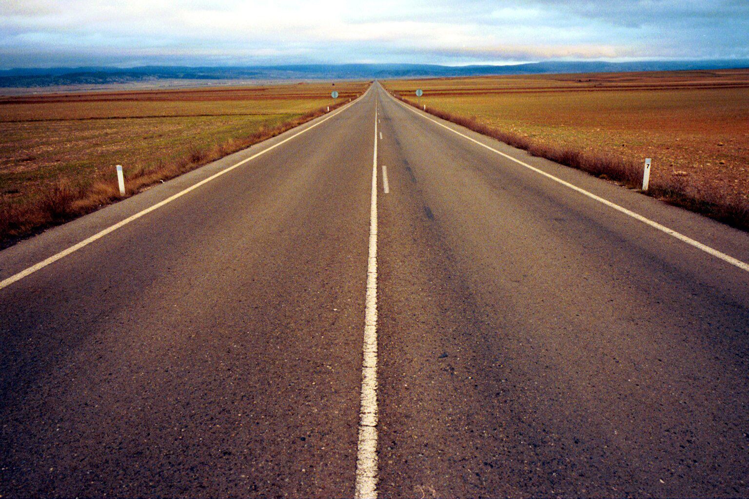 Una carretera vacía en la provincia de Teruel.