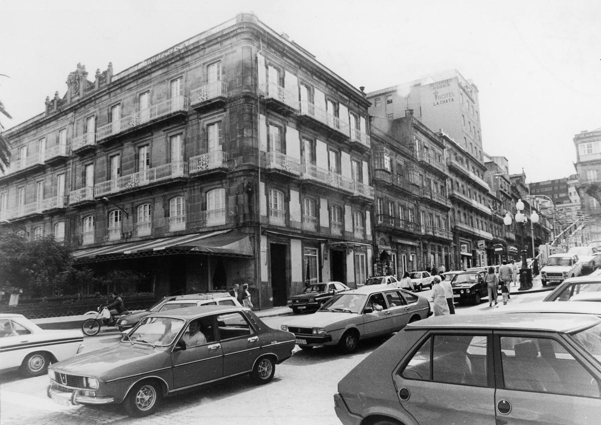 Tráfico descendente en la Rúa Carral, en 1985.