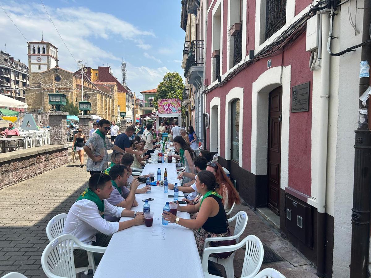 EN IMÁGENES: Comida en la calle en el Festival de la Sidra de Nava
