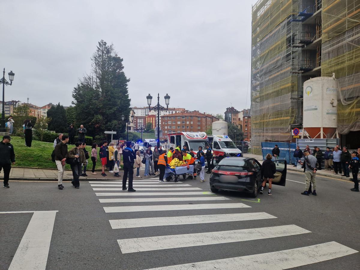 Los servicios sanitarios llevan a una de las mujeres a la ambulancia.