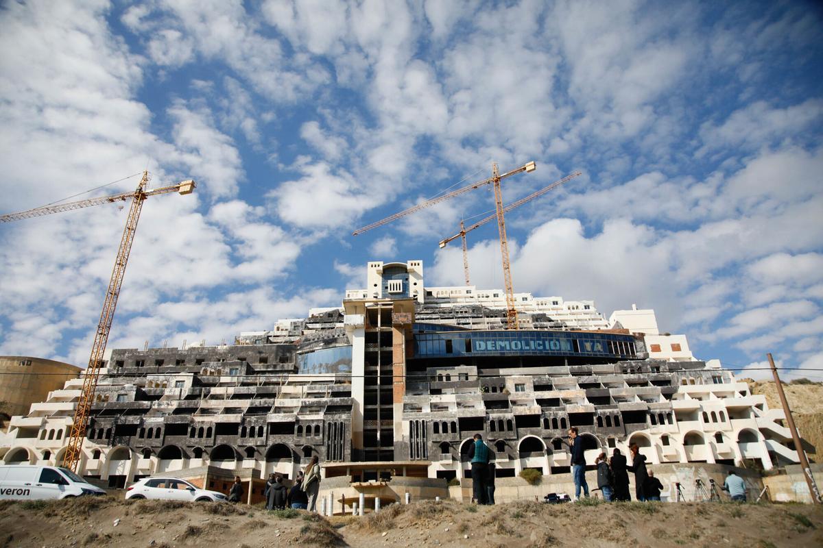 10/02/2025 Vista general del hotel ilegal de El Algarrobico. A 10 de febrero de 2025, en Carboneras, Almería (Andalucía, España). La vicepresidenta primera y ministra de Hacienda, María Jesús Montero, ha anunciado este lunes que el Gobierno de España aprobará en el Consejo de Ministros de este martes un acuerdo para declarar la utilidad pública de las parcelas en las que se ubica el hotel ilegal de la playa del Algarrobico, en el municipio de Carboneras (Almería), dentro del Parque Natural de Cabo de Gata-Níjar, como paso previo a su expropiación y posterior demolición. SOCIEDAD Marian León - Europa Press