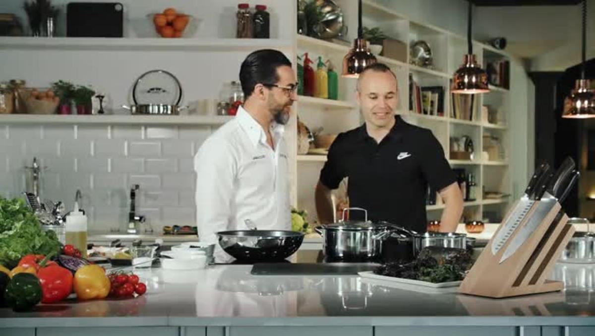 Iniesta muestra sus habilidades en la cocina