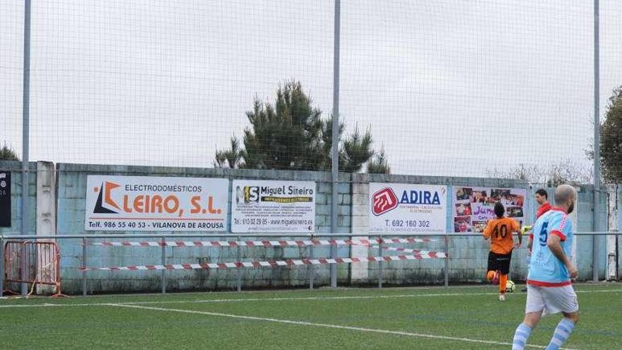 La Policía Local de Vilanova precintó el muro del campo. // I. Abella