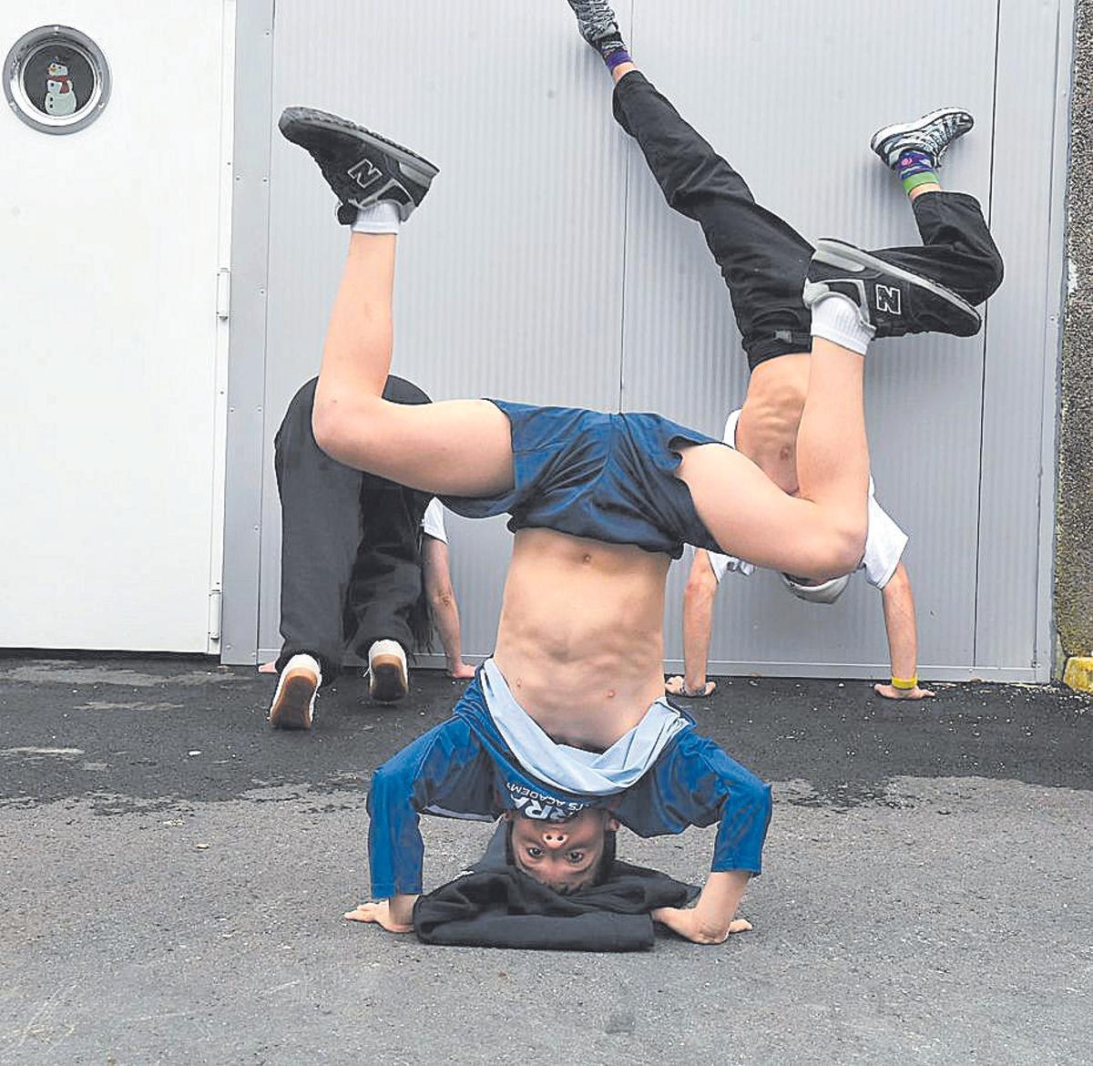 Miguel, en plena pirueta de break dance.