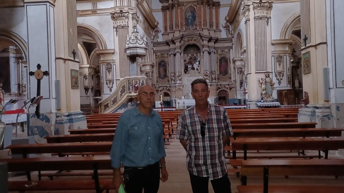 José Carlos Reguilón y José Luis Salgado visitan la iglesia de San Martín en Molacillos.