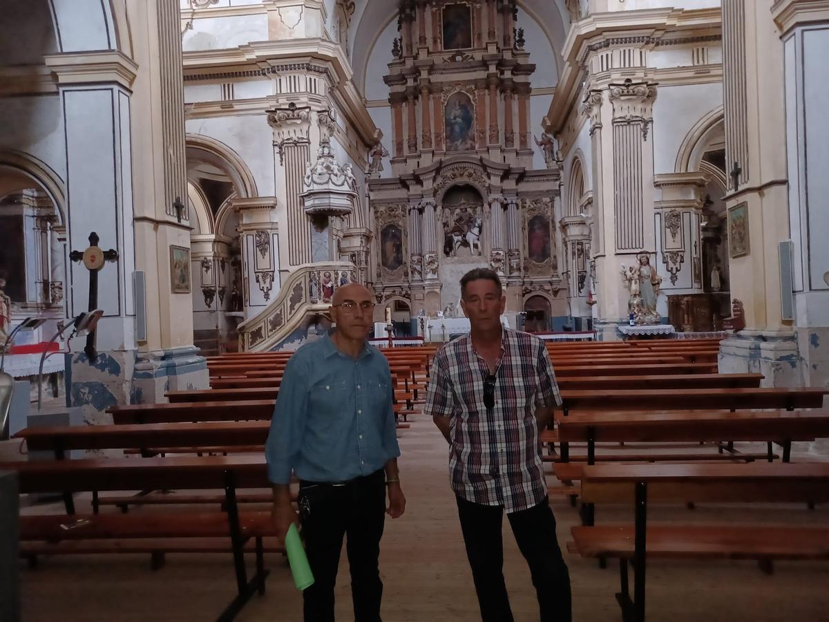 José Carlos Reguilón y José Luis Salgado visitan la iglesia de San Martín en Molacillos.