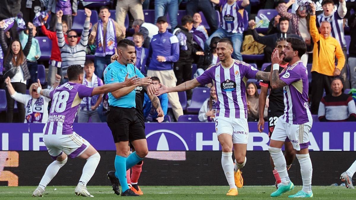 Ortiz Arias, durante el Valladolid-Sevilla, tras pitar el descanso instantes antes de que los locales marcaran un gol.