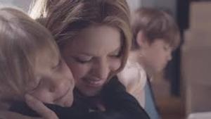 Shakira, en una imagen del videoclip en el que aparece con sus hijos Milan y Sasha.