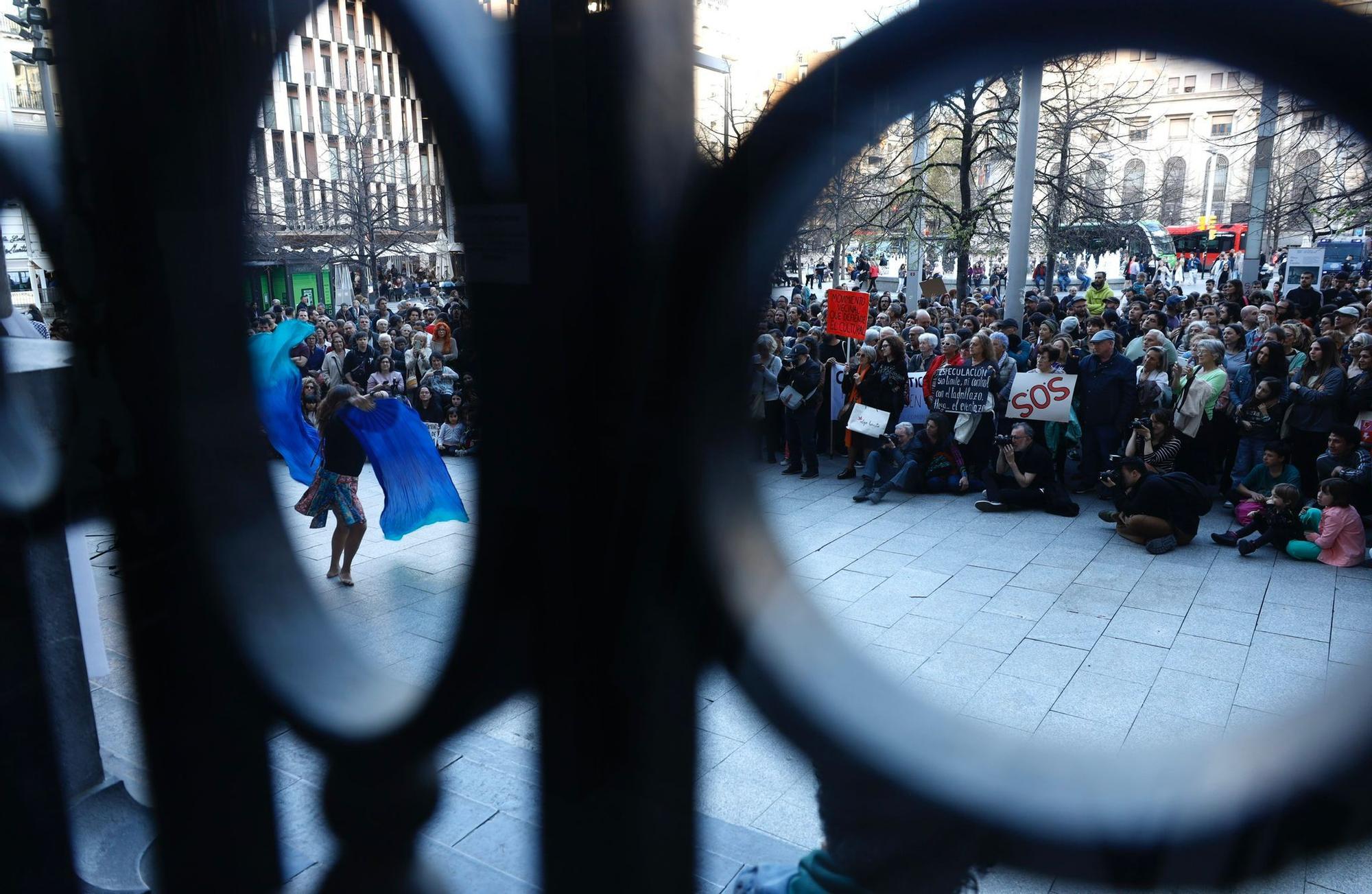 En imágenes | Nueva protesta de Bloque Cultural en la plaza España de Zaragoza