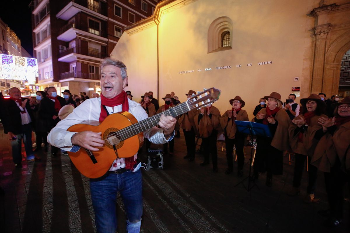 Los taxistas de Córdoba pasean a los mayores por el centro de Córdoba para que disfruten de la iluminación de Navidad