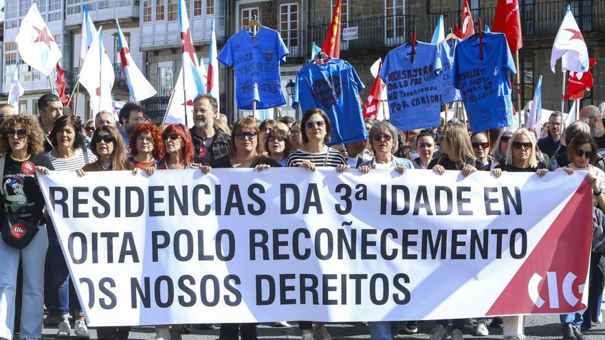 Traballadoras de residencias privadas claman en Santiago por un convenio &quot;digno&quot;: &quot;Menos discursos e máis recursos!&quot;