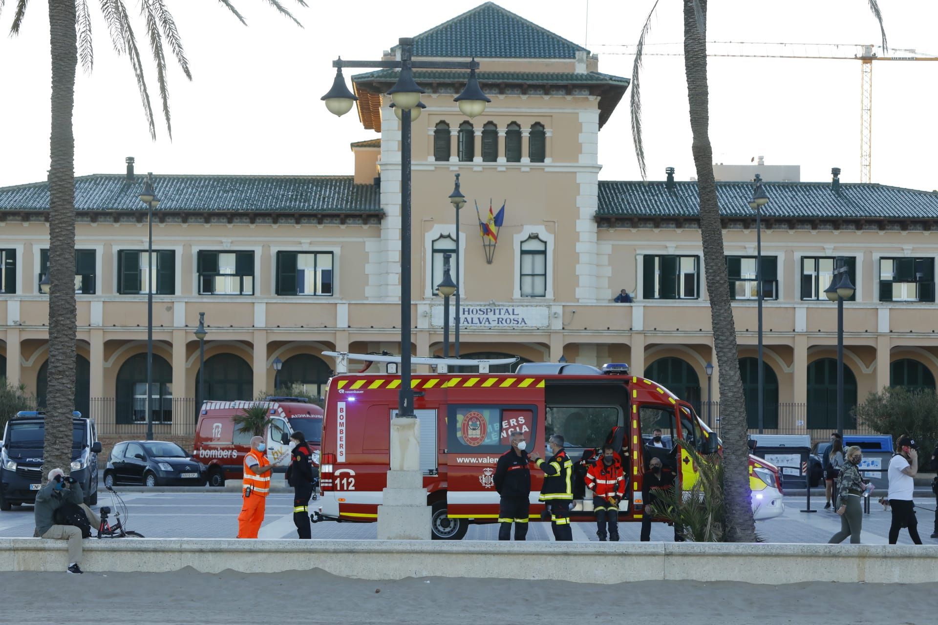 Buscan a un joven desaparecido en el agua de la playa de la Malva-rosa